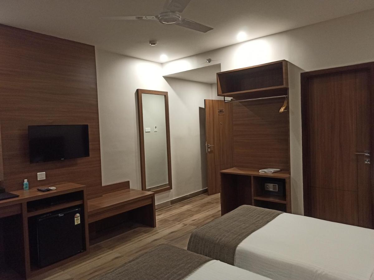 Hotel Tree Fern Дибругарх Экстерьер фото